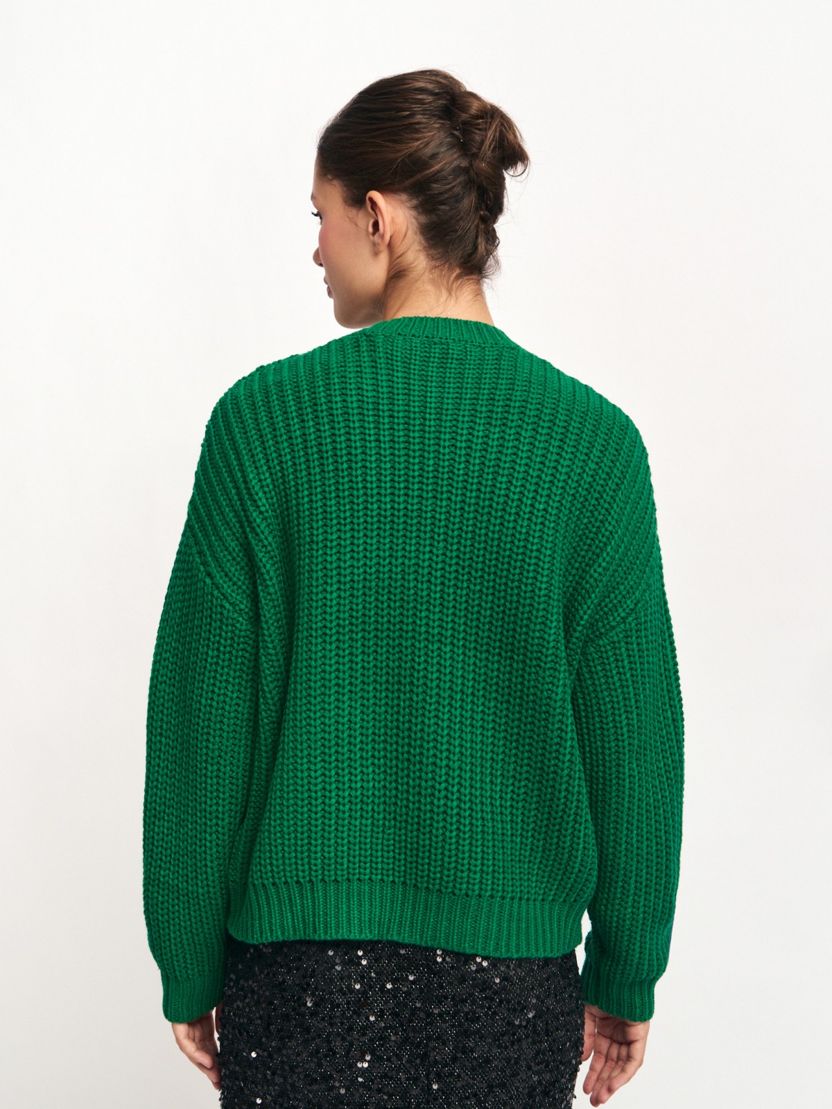 Вязаный джемпер с новогодними значками на груди