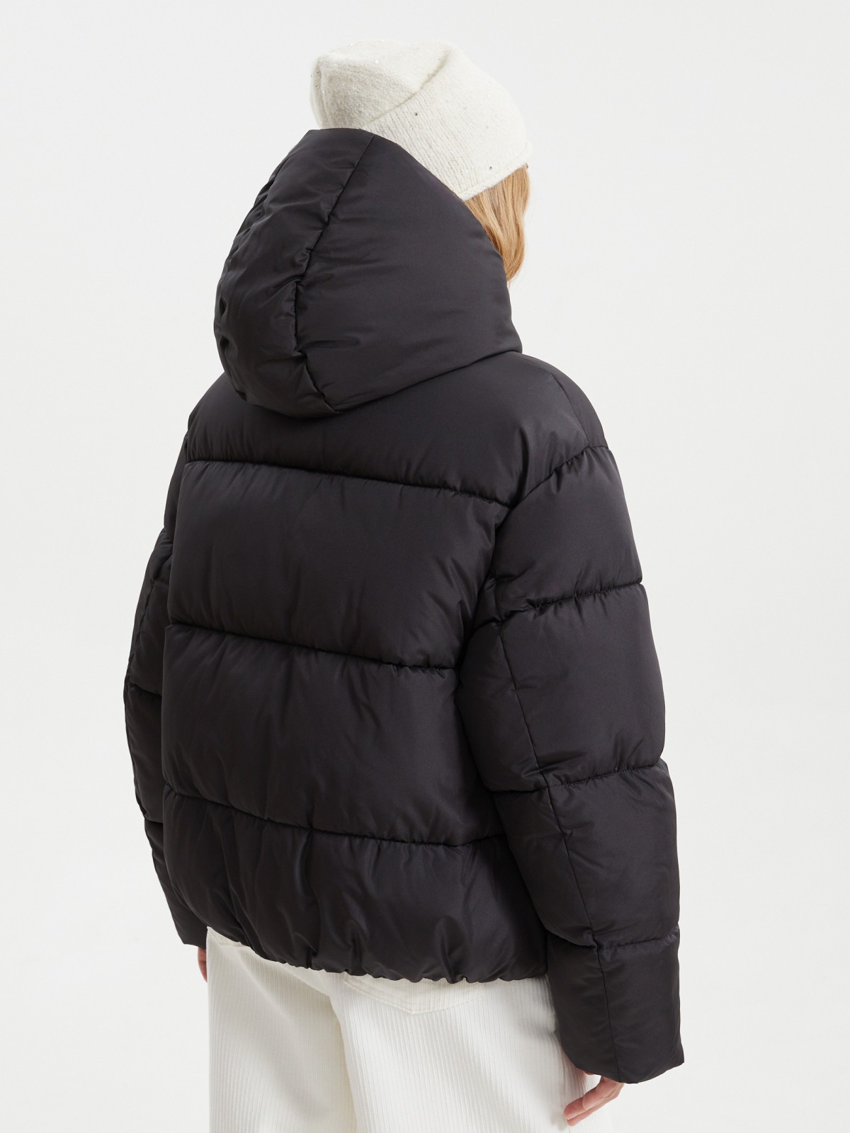 Короткая стёганая куртка с капюшоном