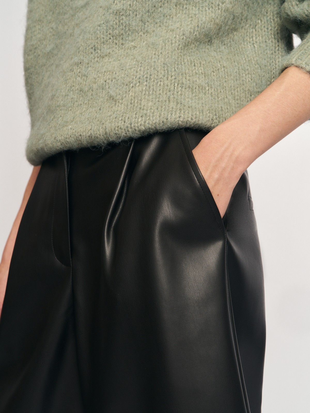 Удлинённые шорты из экокожи