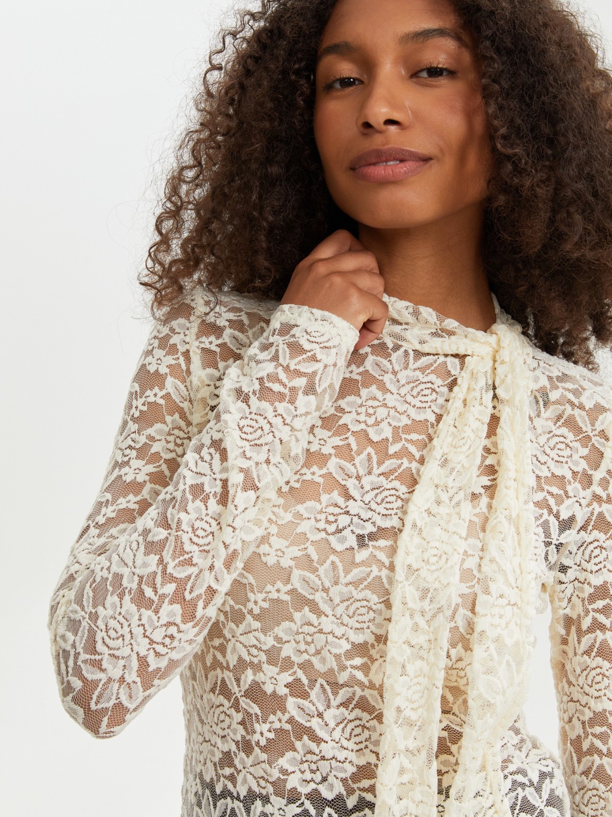 Кружевная блузка с длинным рукавом и бантом