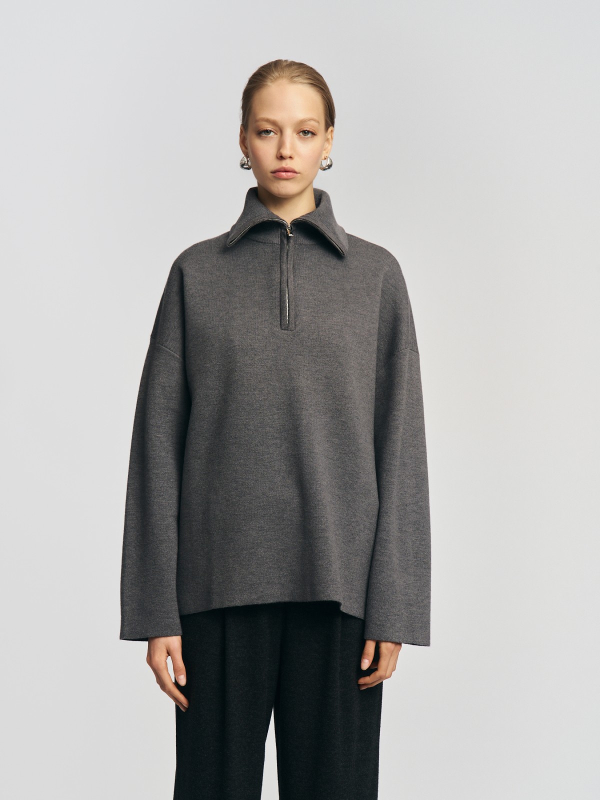 Трикотажный свитер с воротником на молнии