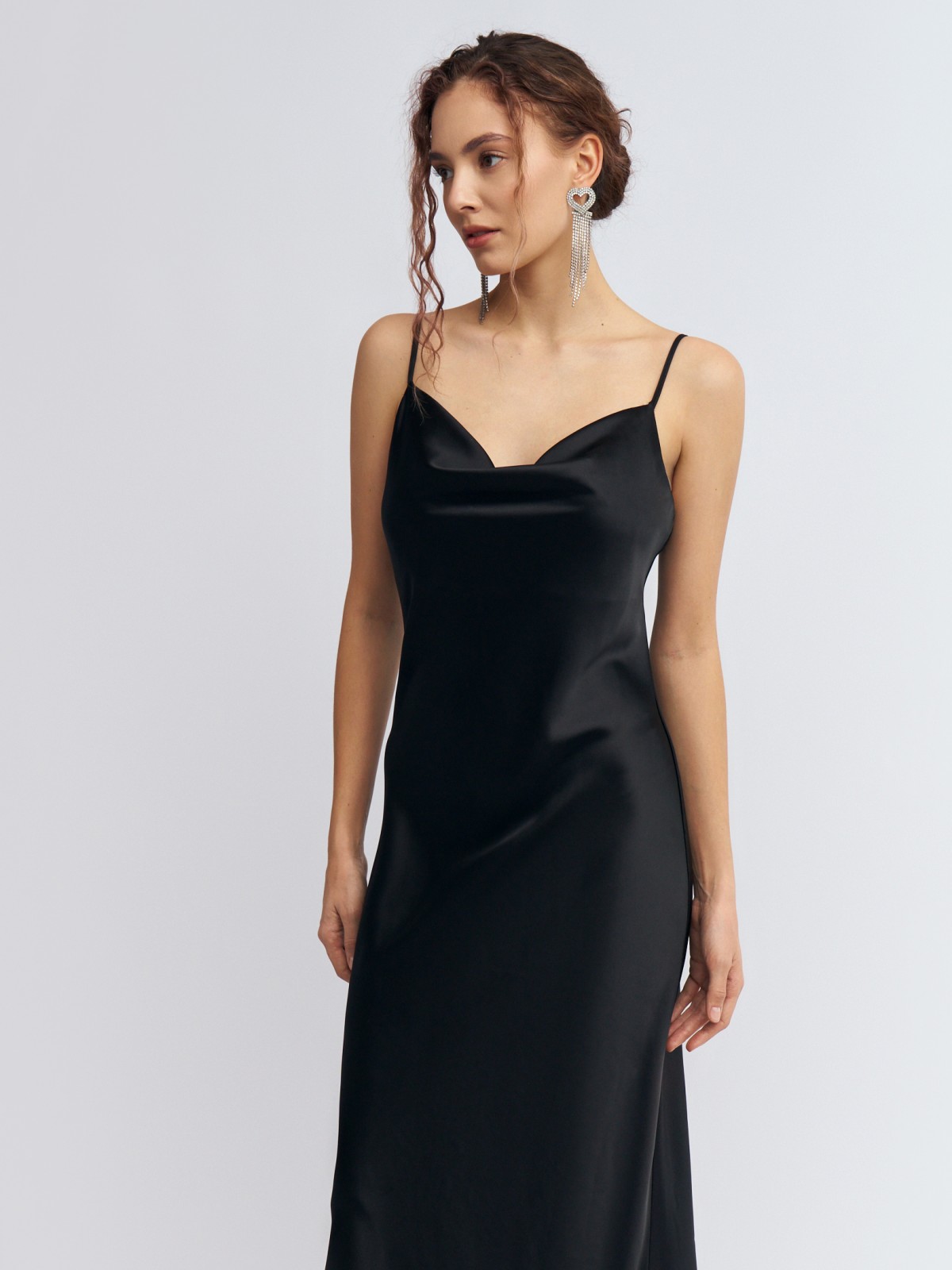 Атласное платье-комбинация миди на бретельках