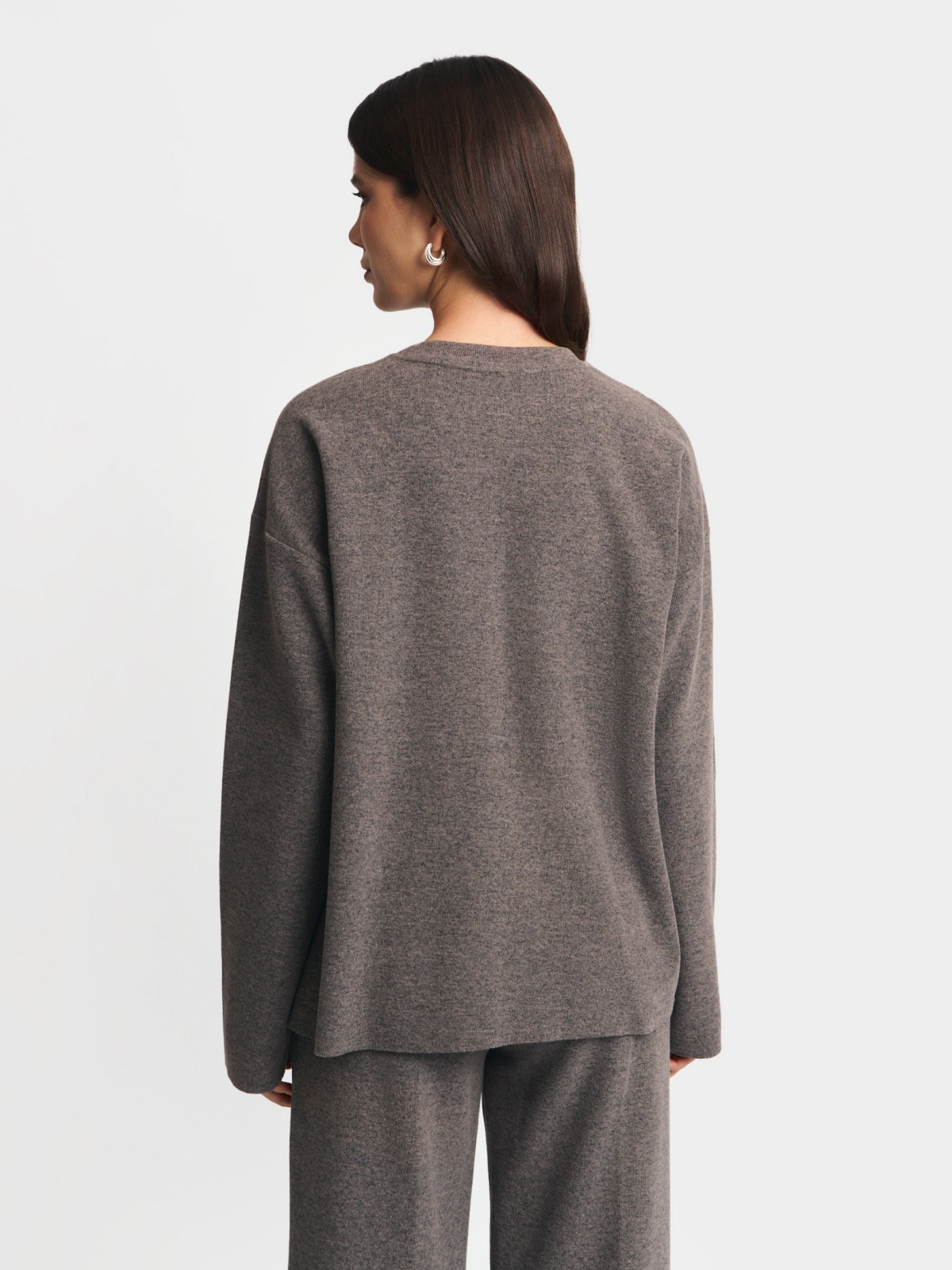 Трикотажный джемпер с декором у выреза