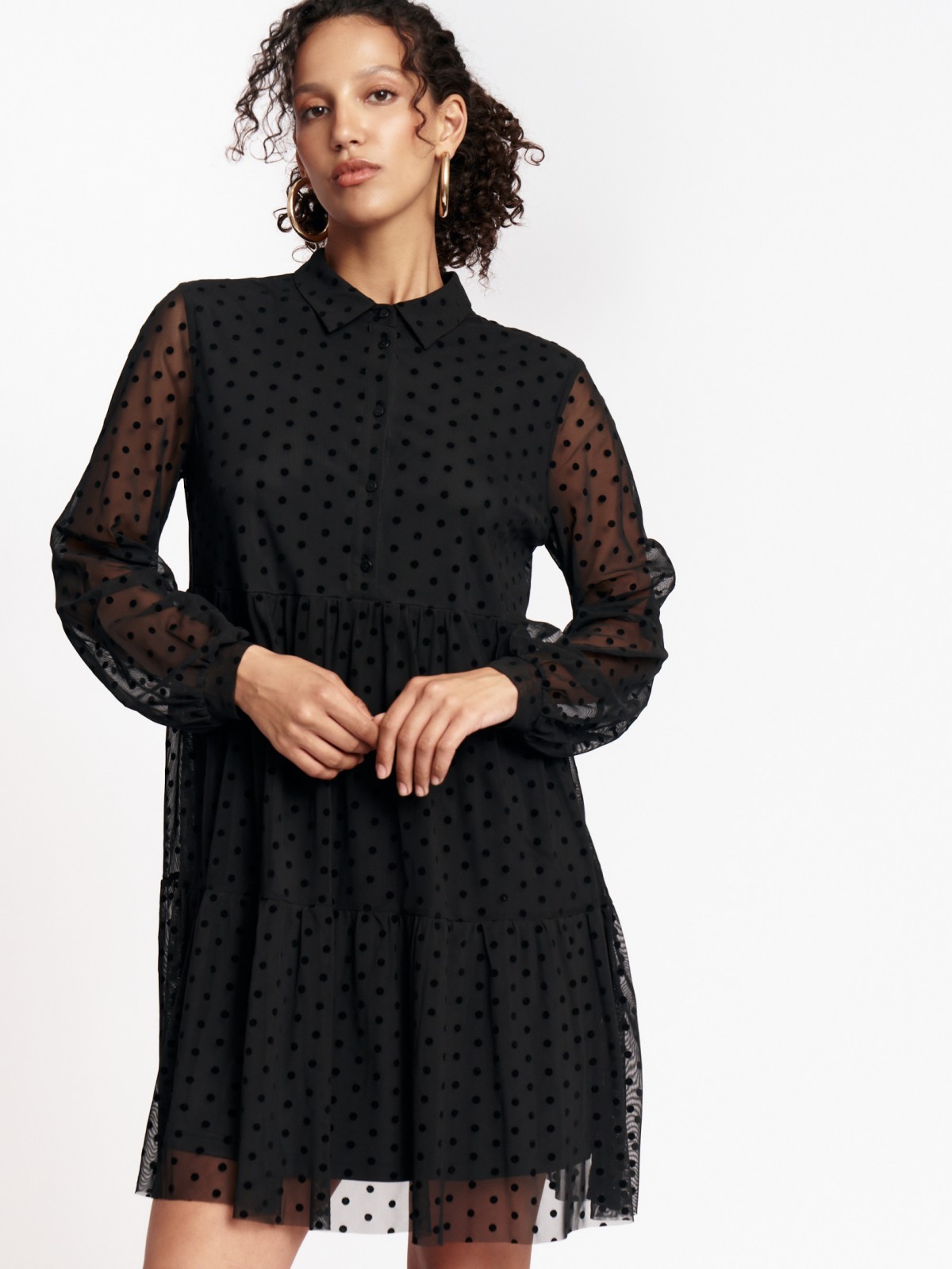 Ярусное платье-рубашка из сетчатой ткани в горошек