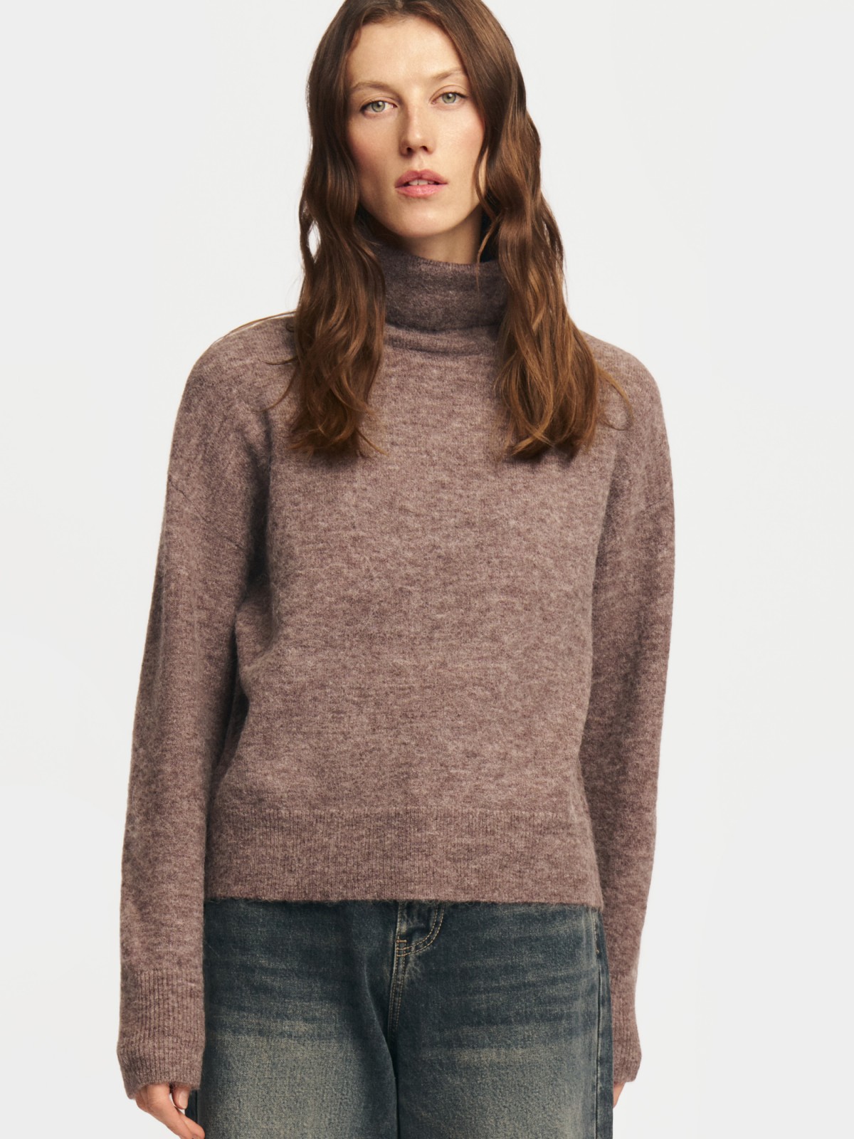 Вязаный свитер с горлом и шерстью