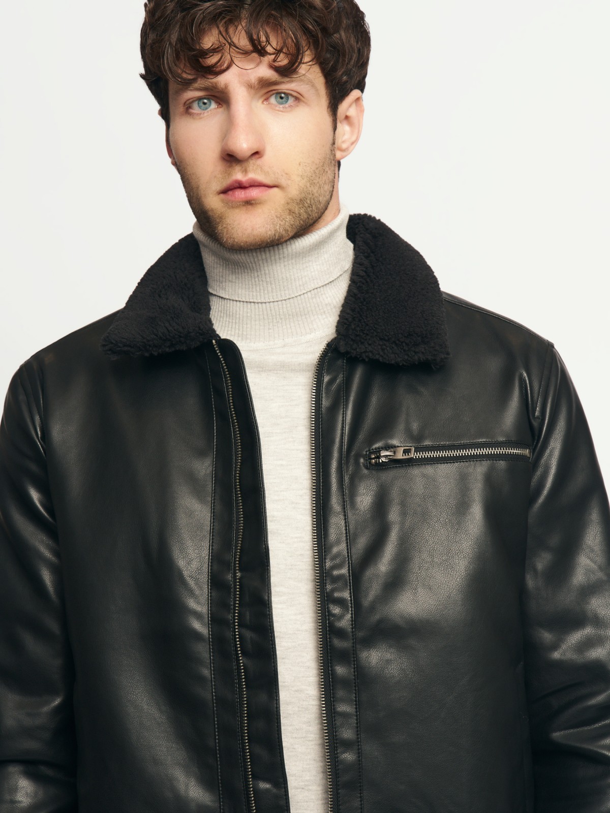 Тёплая куртка-бомбер из экокожи