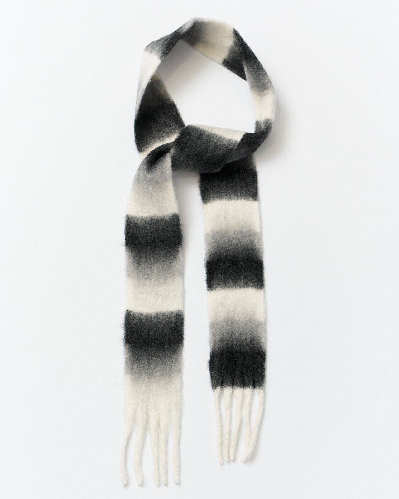 Тёплый шарф с длинной бахромой