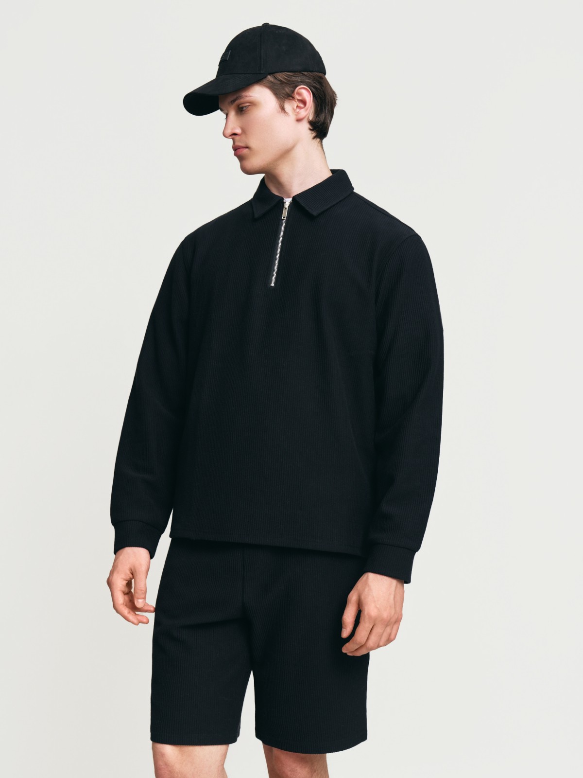 Однотонный свитшот с воротником