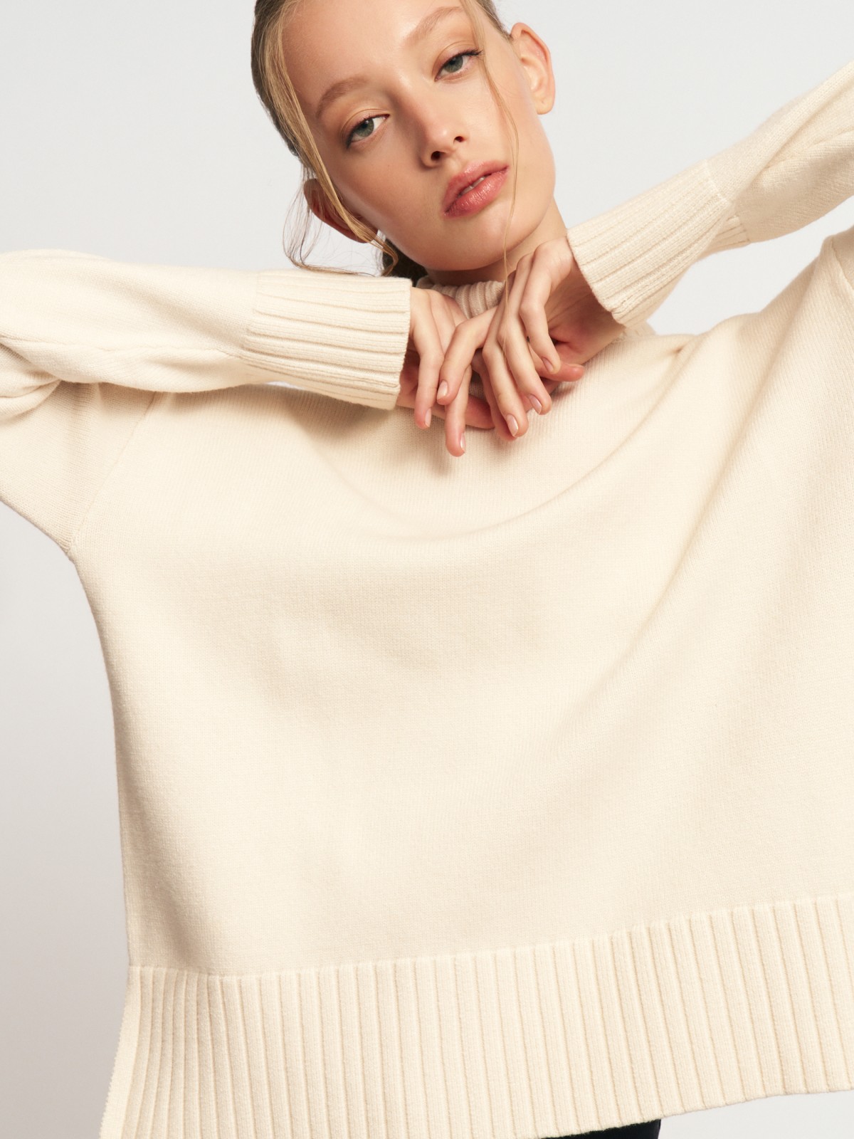 Вязаный свитер с горлом