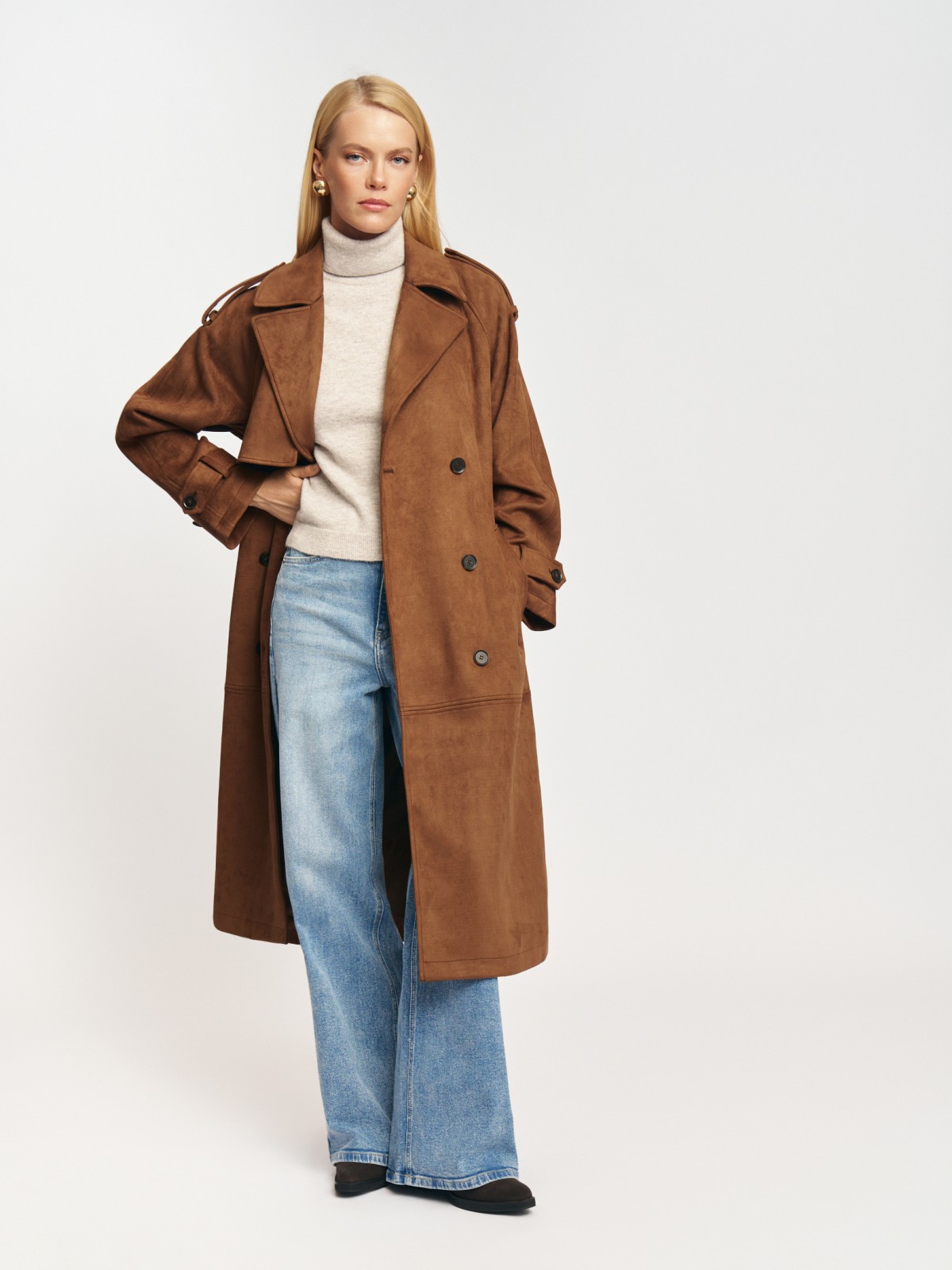 Двубортное замшевое пальто-тренч