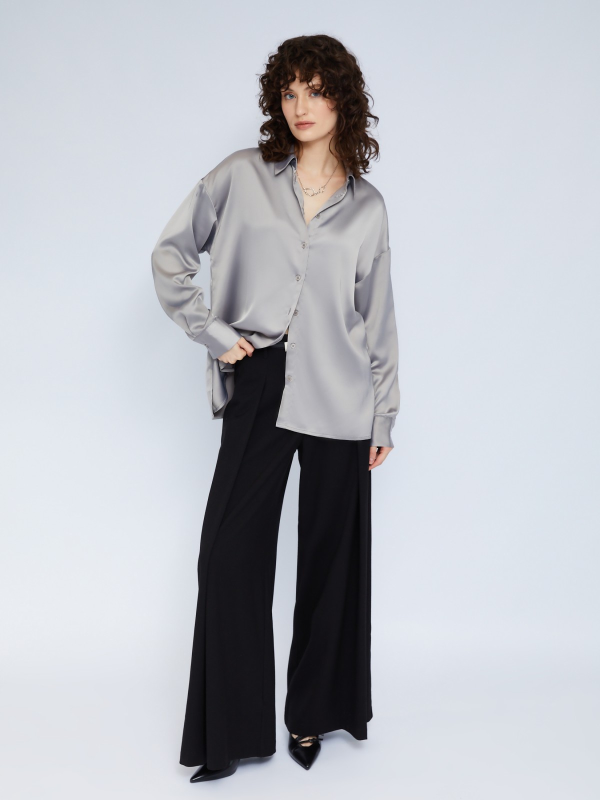 Рубашка свободного силуэта из атласной ткани