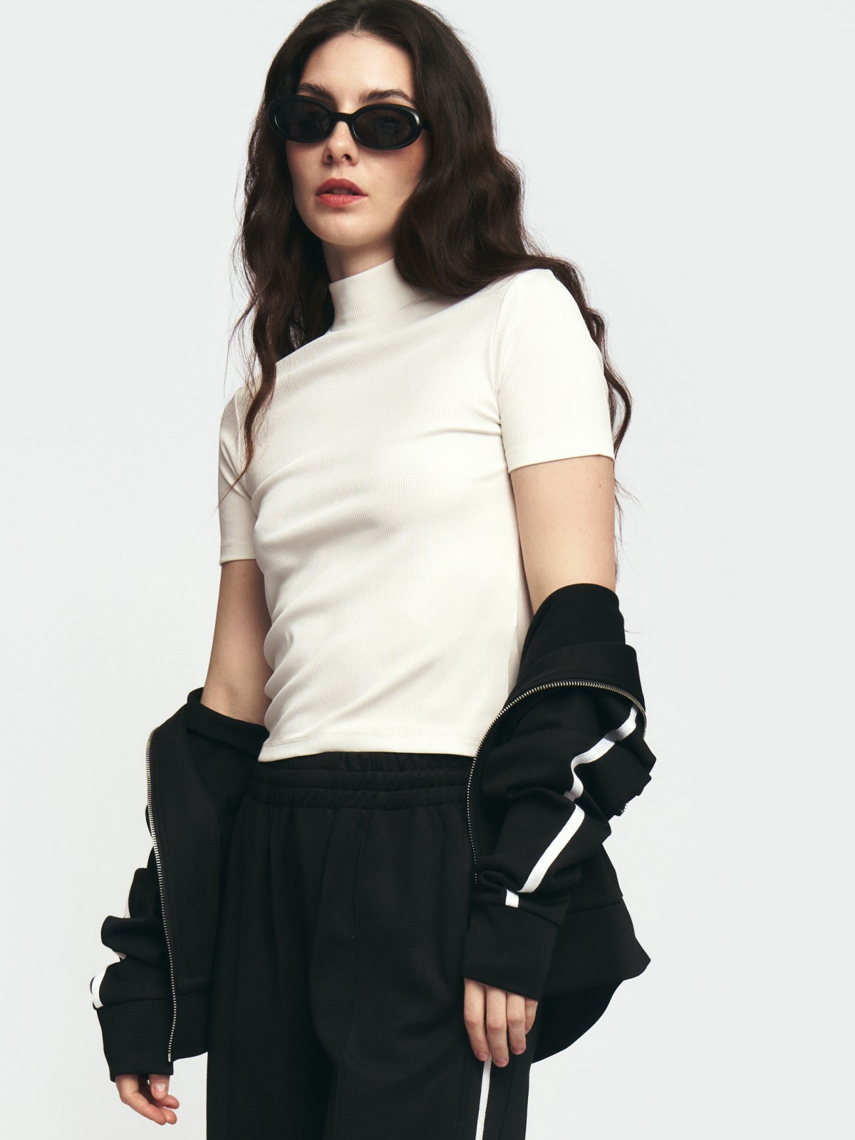 Трикотажный топ с горлом и коротким рукавом