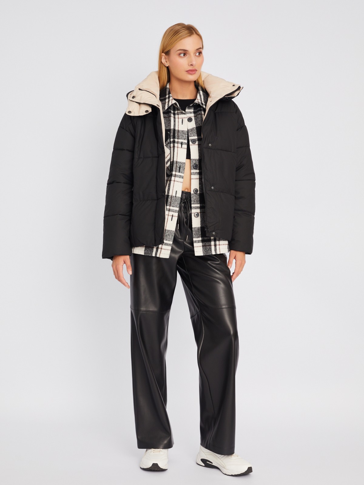 Короткая тёплая дутая куртка с высоким воротником и капюшоном zolla 02234510L234, цвет черный, размер XS - фото 2