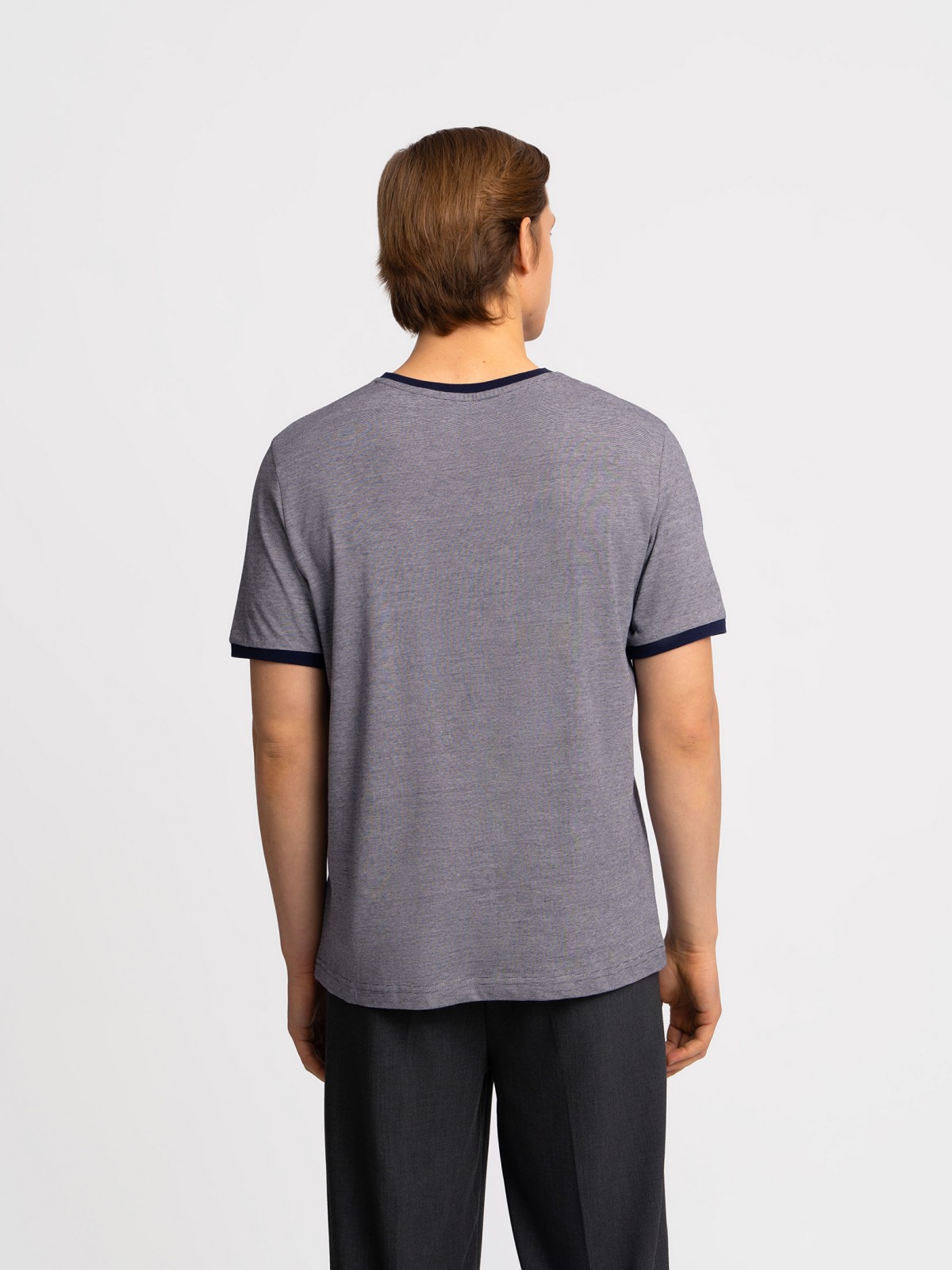 Футболка из хлопка с треугольным вырезом