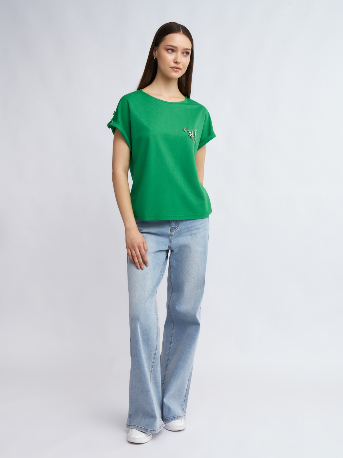 Блузка-футболка с коротким рукавом и брошью