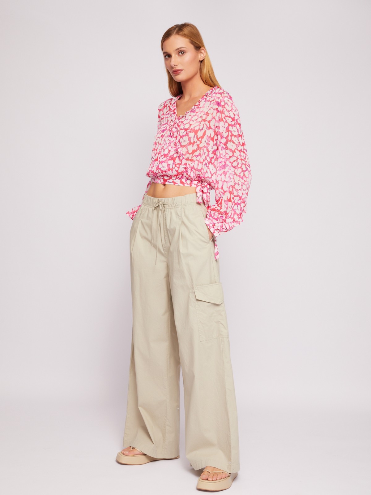 Укороченная блузка на запах с длинным рукавом и принтом