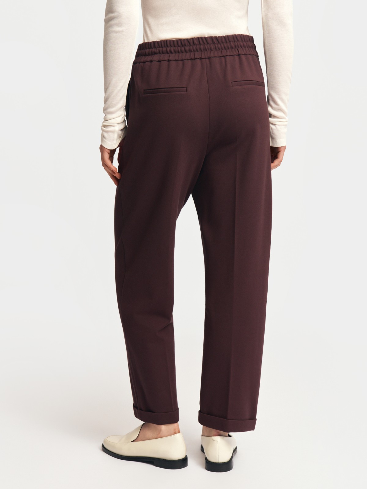 Брюки с поясом на резинке и стрелками