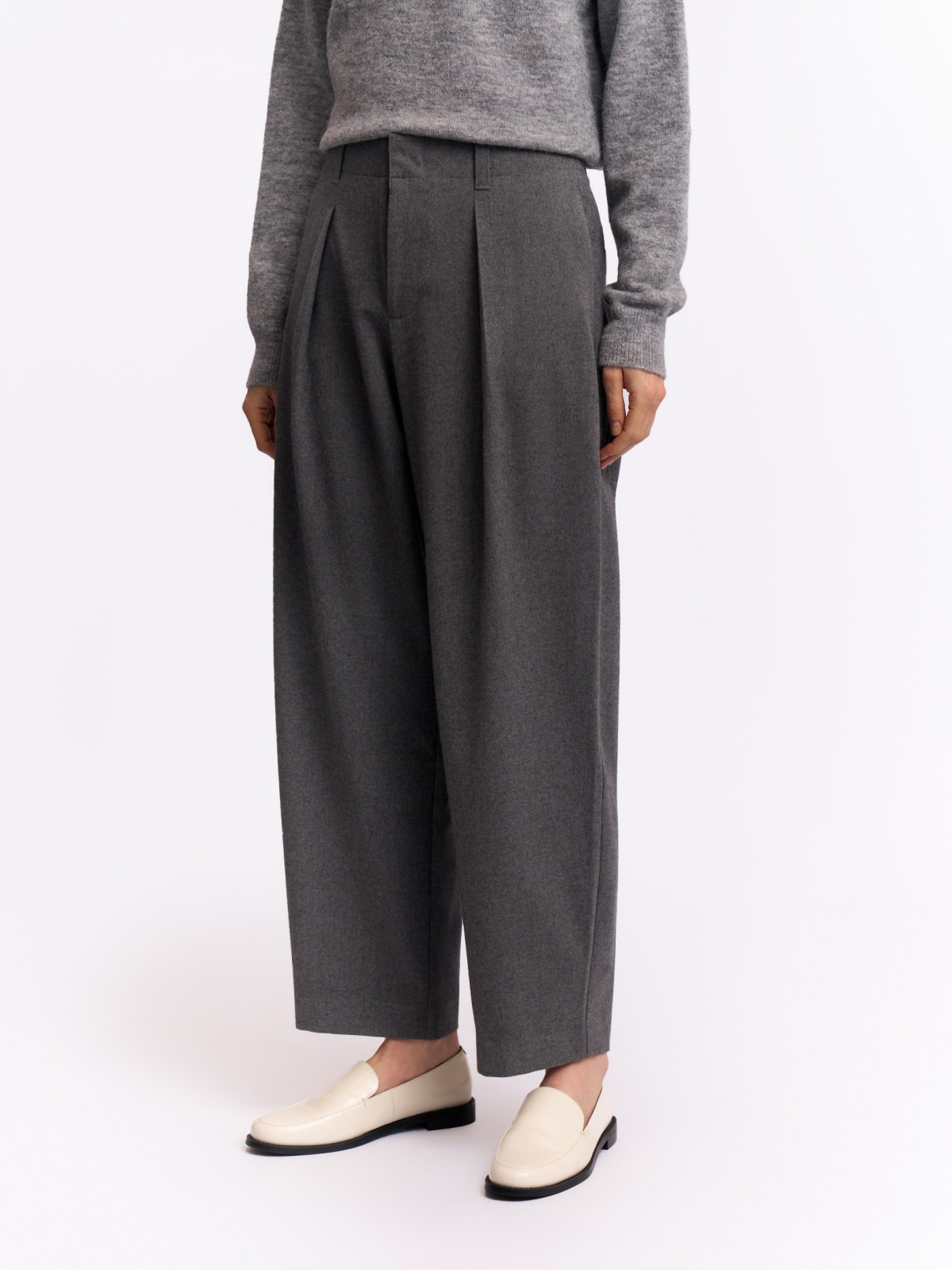 Офисные брюки фасона Balloon с защипами