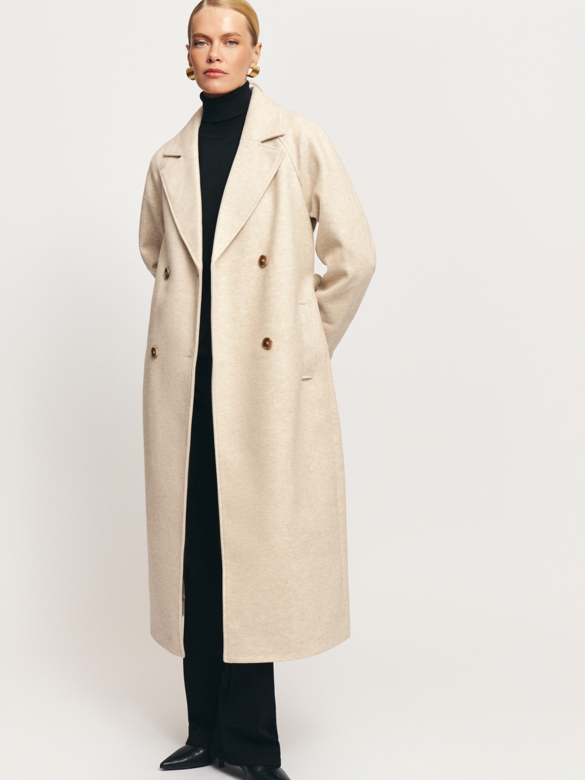 Тёплое двубортное пальто с поясом