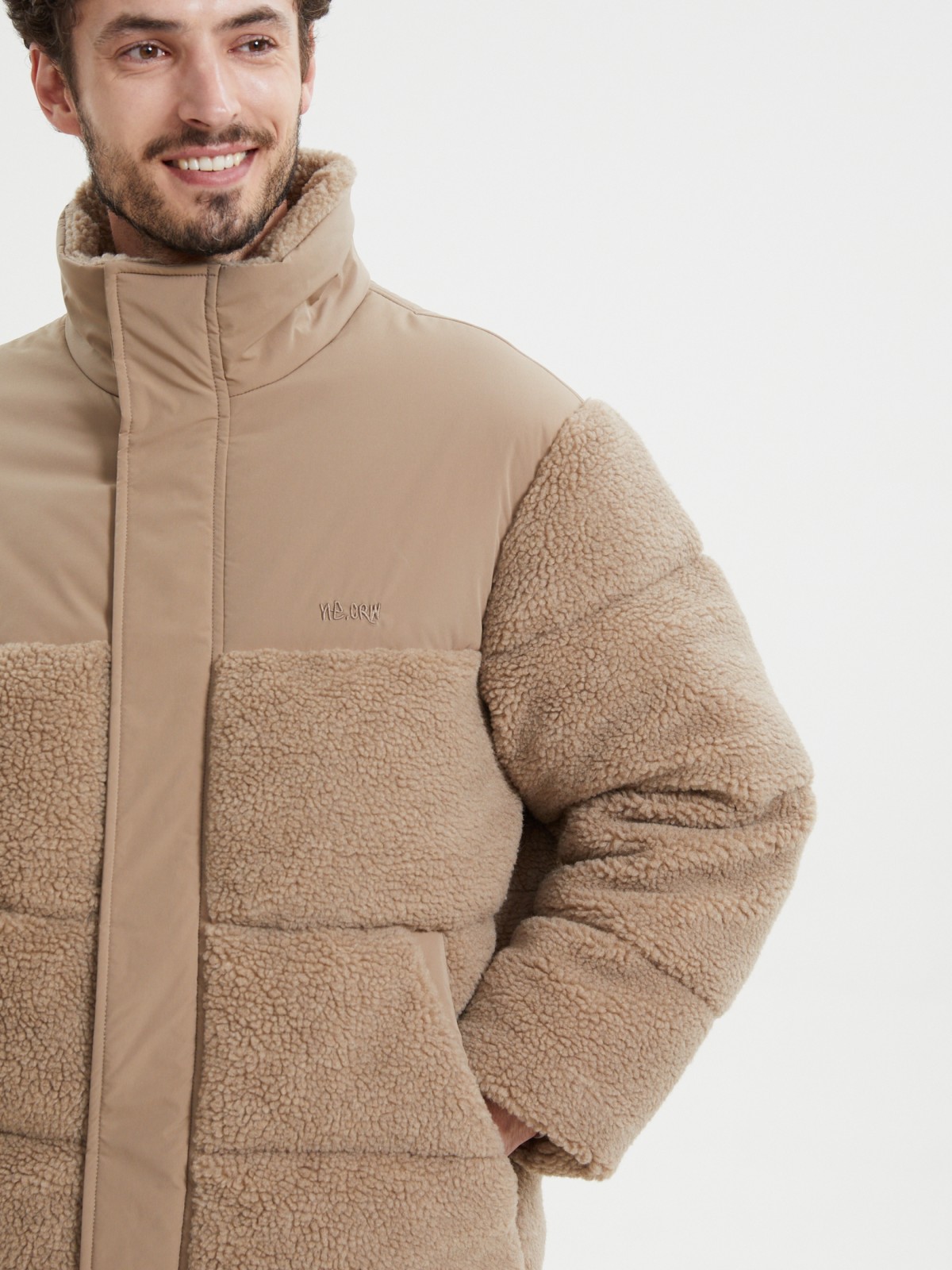 Тёплая куртка с высоким горлом и экомехом