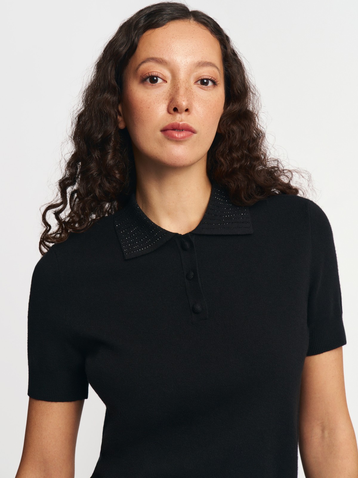 Нарядный джемпер поло со стразами