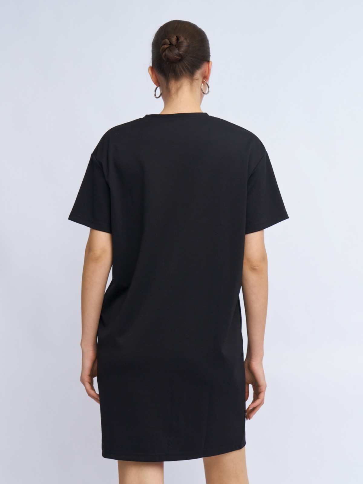 Платье-футболка с коротким рукавом и стразами