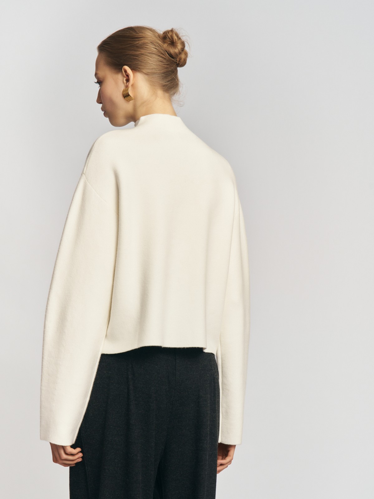 Трикотажный свитер с воротником-стойкой