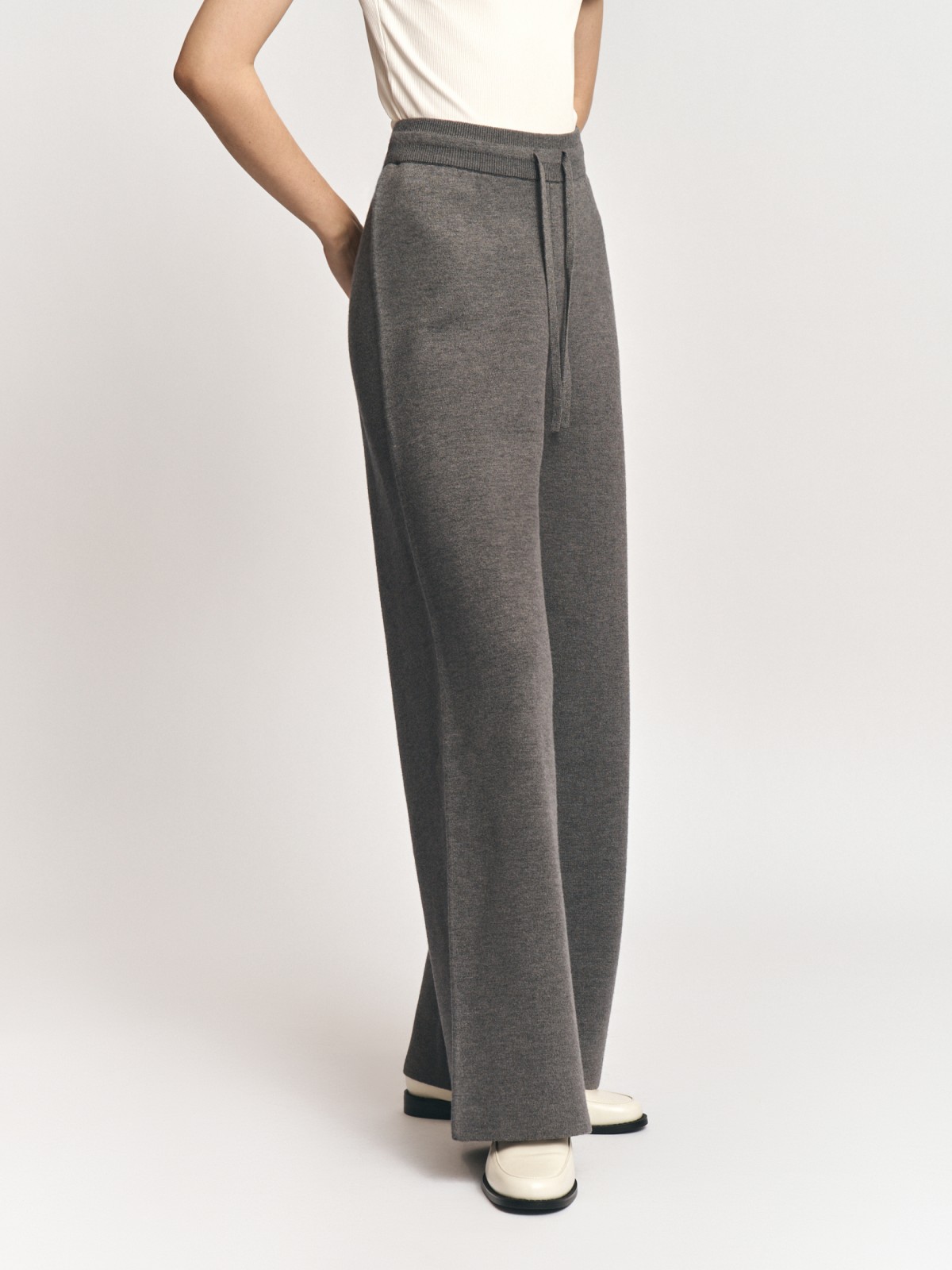 Трикотажные брюки на резинке