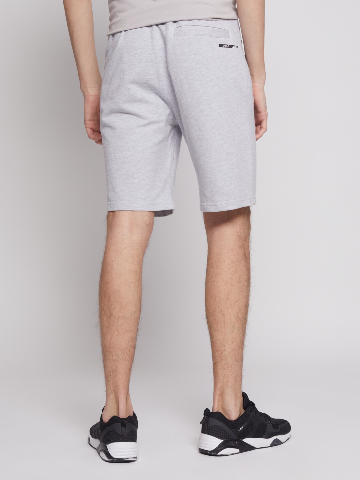 Трикотажные шорты в спортивном стиле