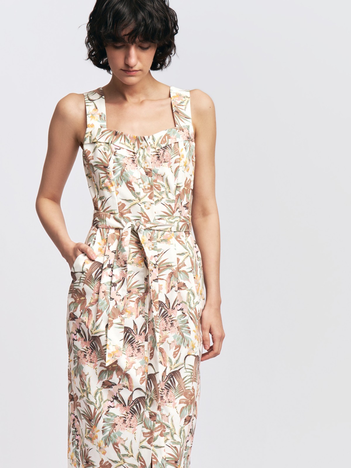 Сарафан с тропическим принтом и поясом