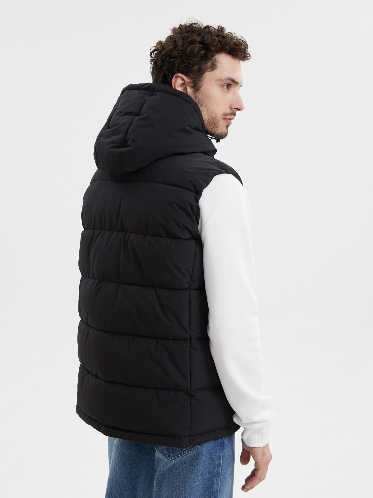 Утеплённый стёганый жилет на молнии с капюшоном