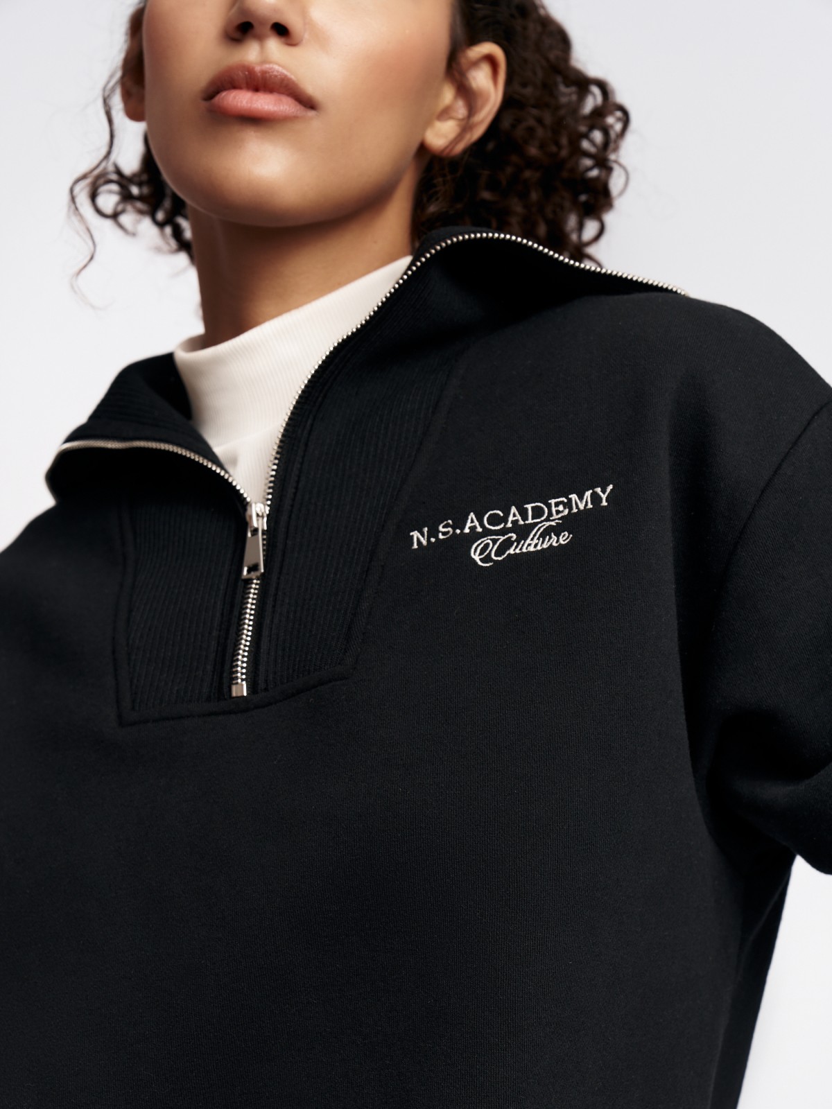 Свитшот с воротником-стойкой на молнии