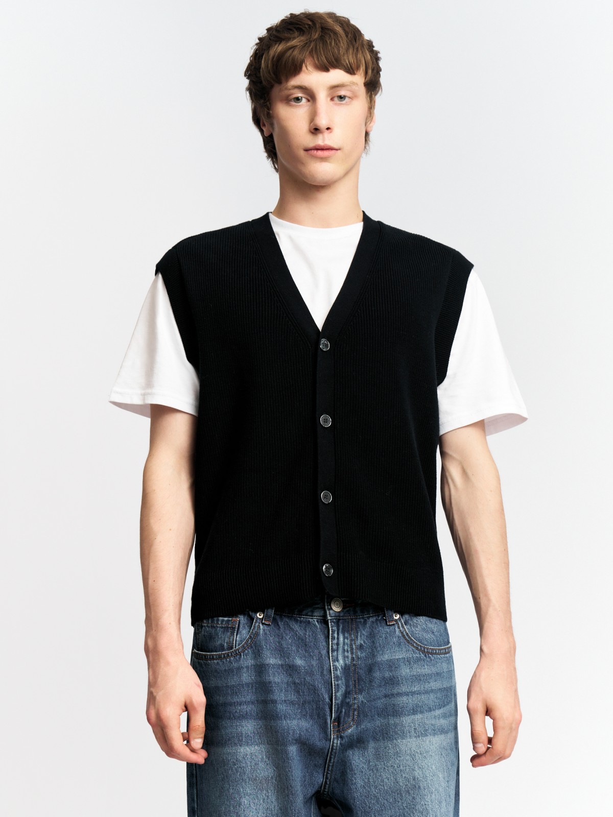Вязаный жилет на пуговицах с воротником и карманами
