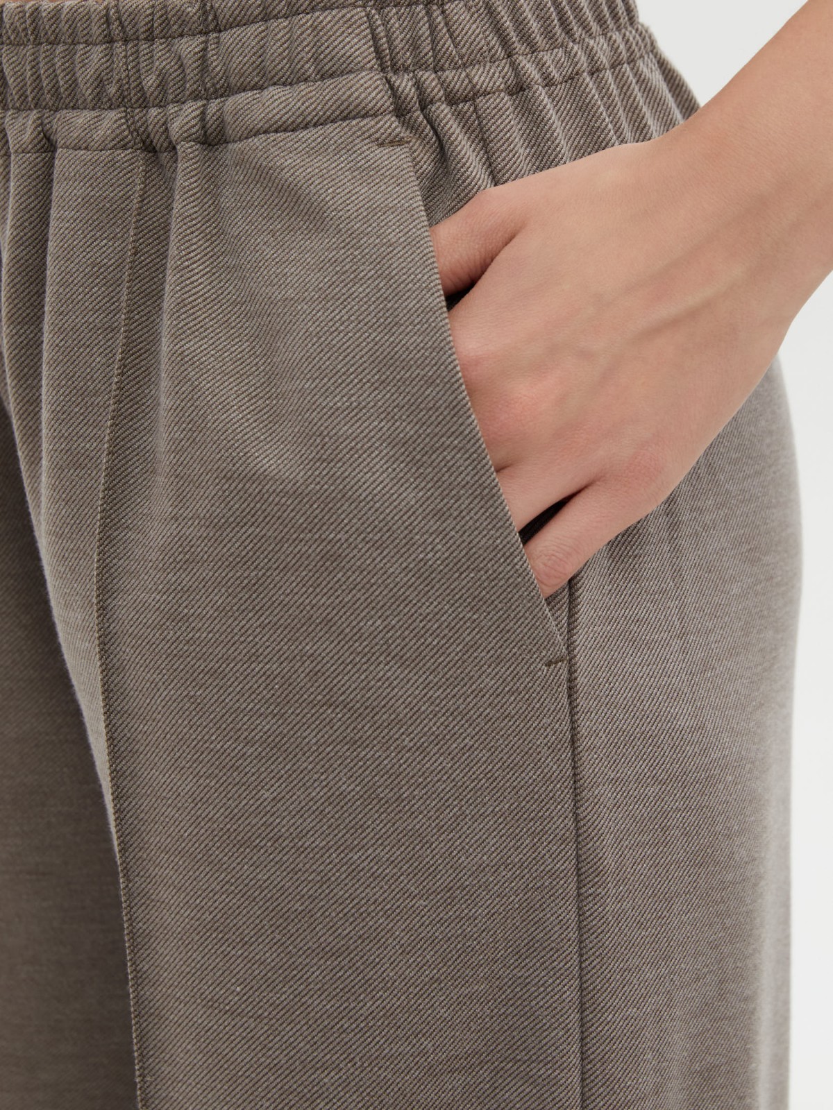 Прямые брюки на резинке со строчками-стрелками