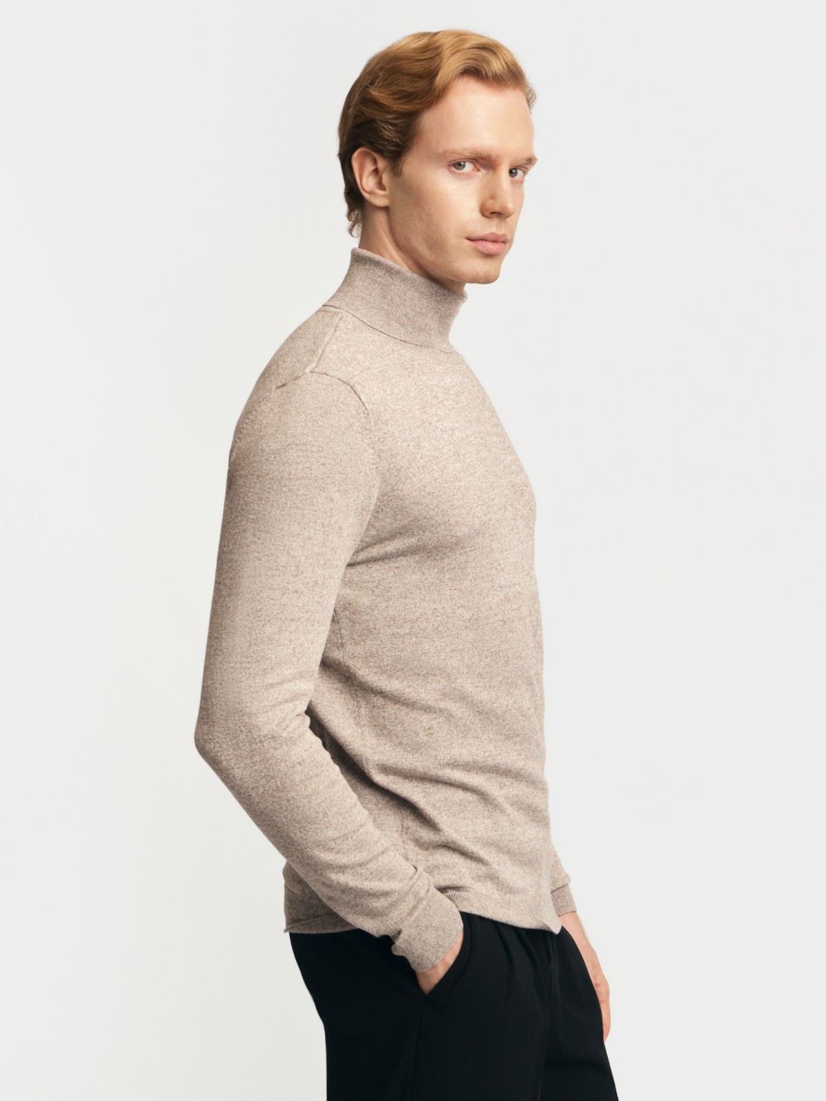 Тонкая трикотажная водолазка с горлом