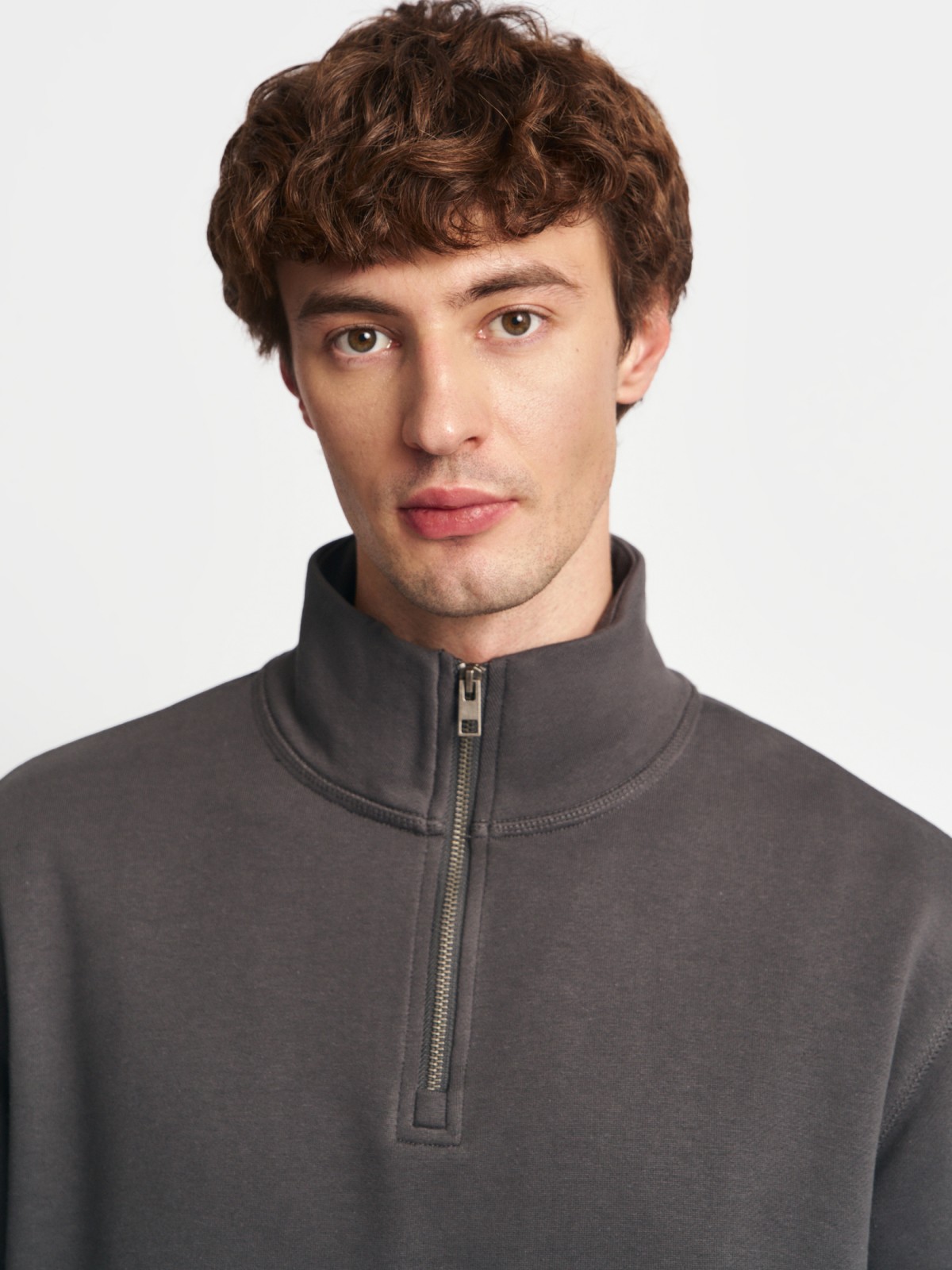 Однотонный свитшот на молнии