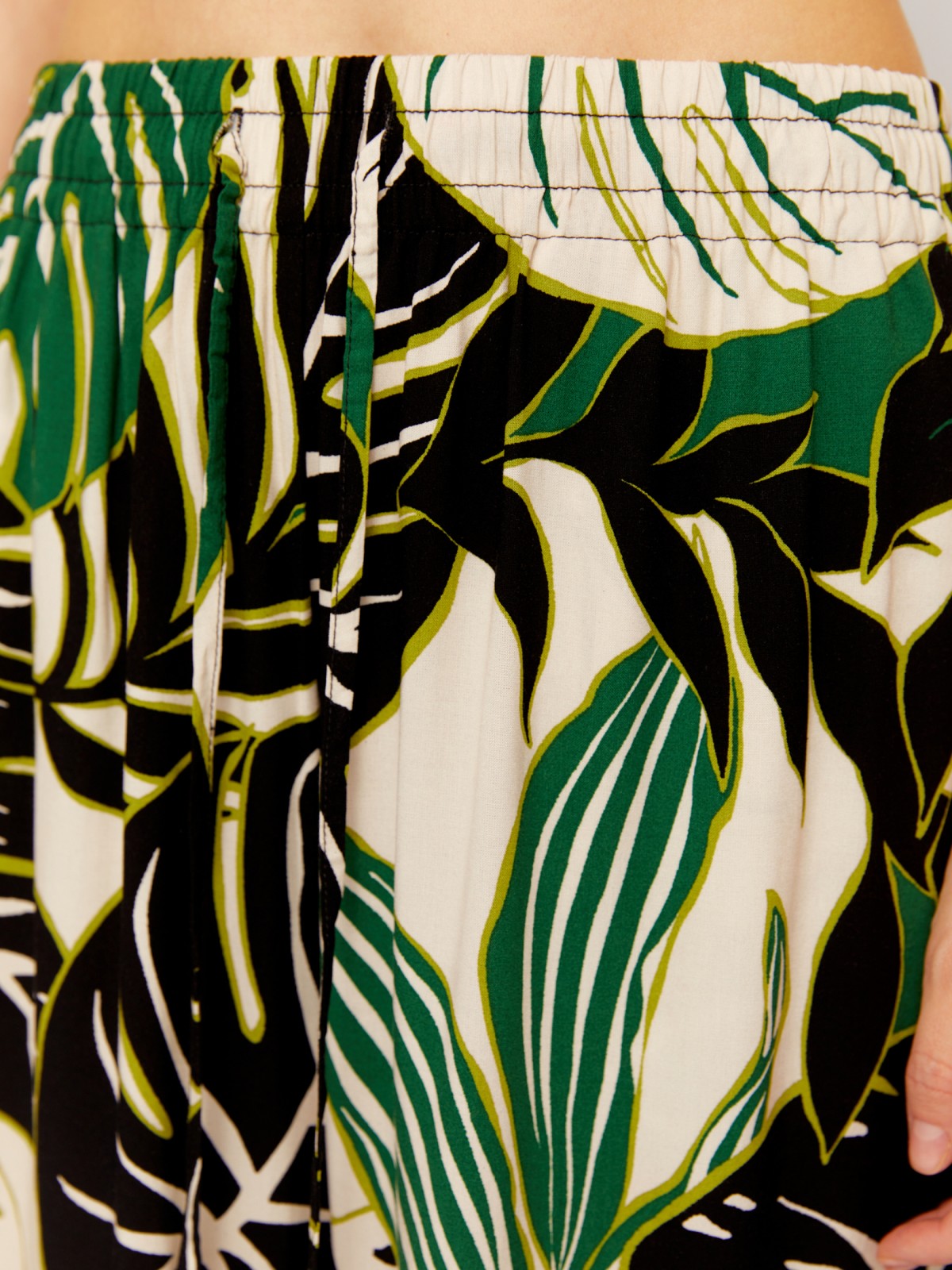 Брюки на резинке из вискозы с тропическим принтом