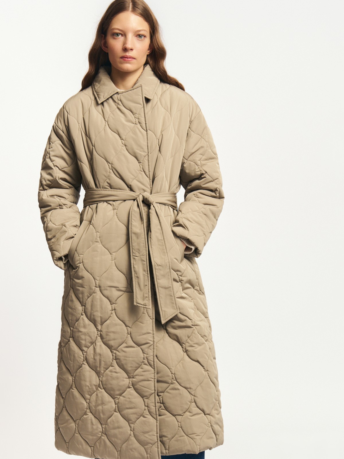 Утеплённая стёганая куртка-пальто с поясом