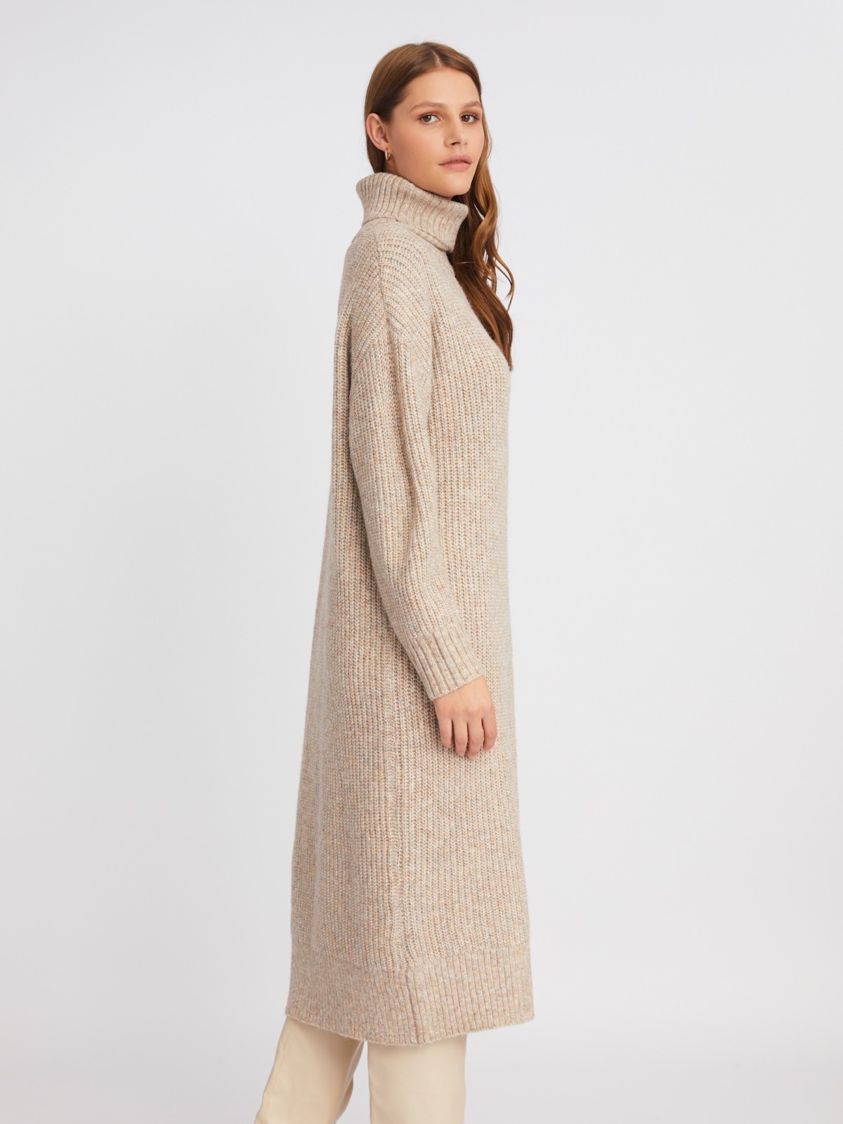 Вязаное платье-свитер длины миди с высоким горлом