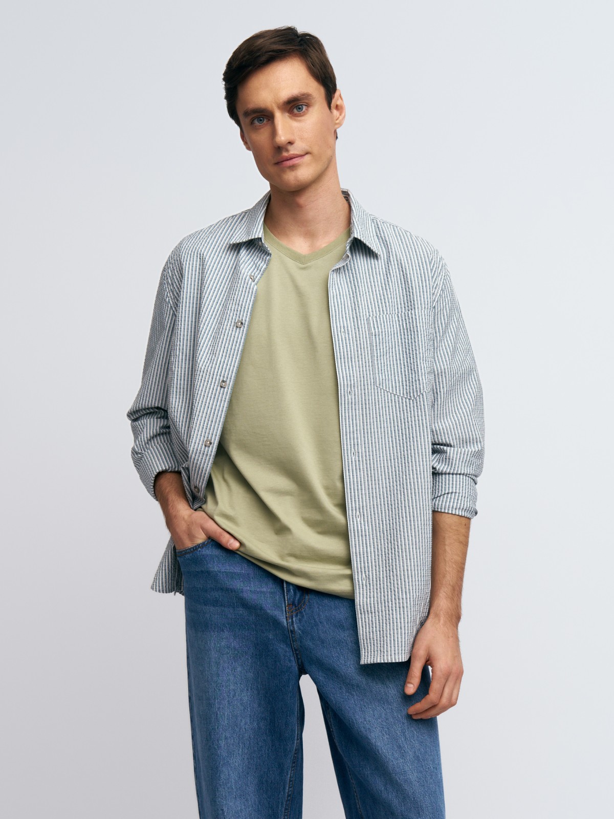 Футболка из хлопка с треугольным вырезом