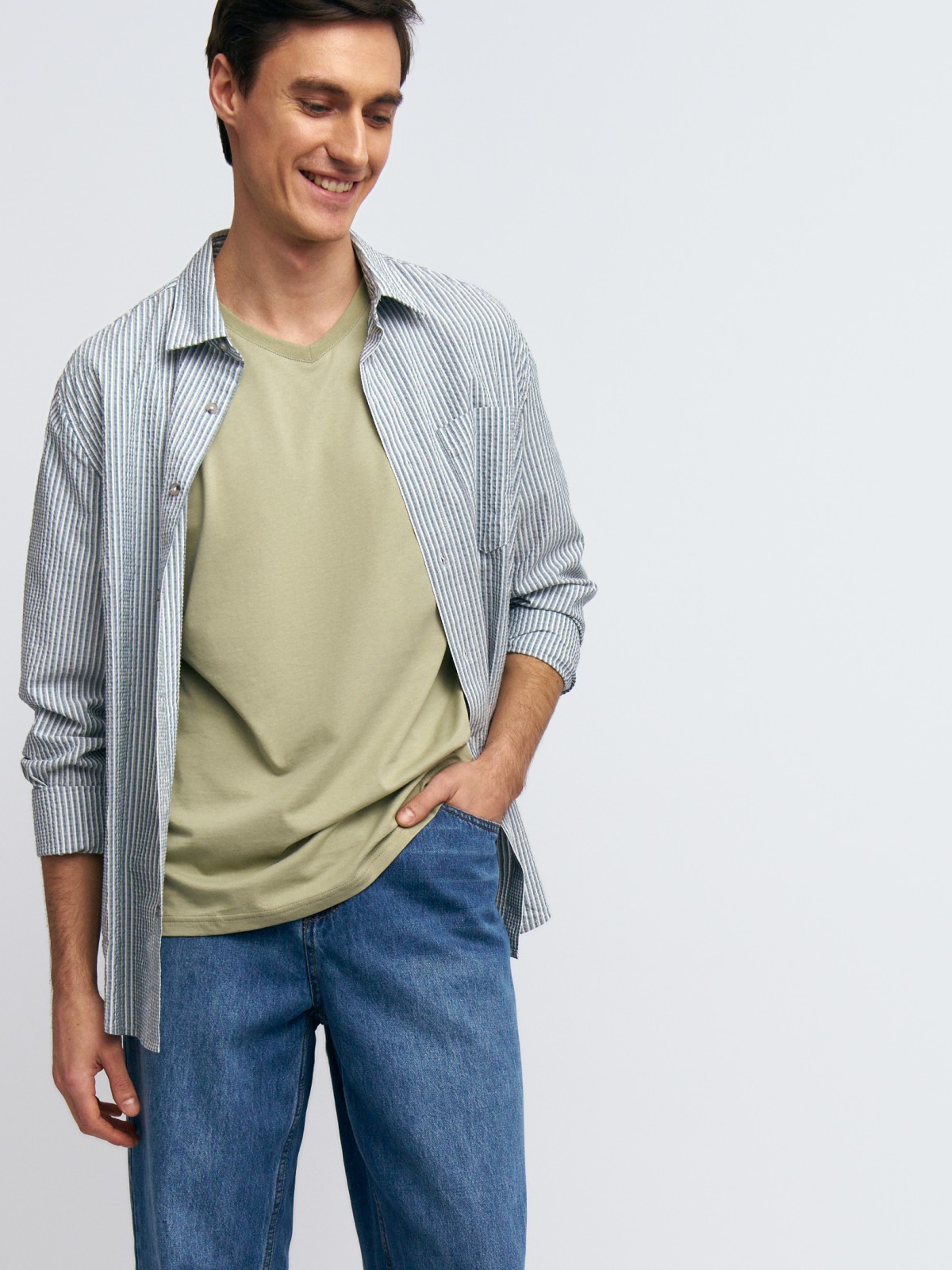 Футболка из хлопка с треугольным вырезом