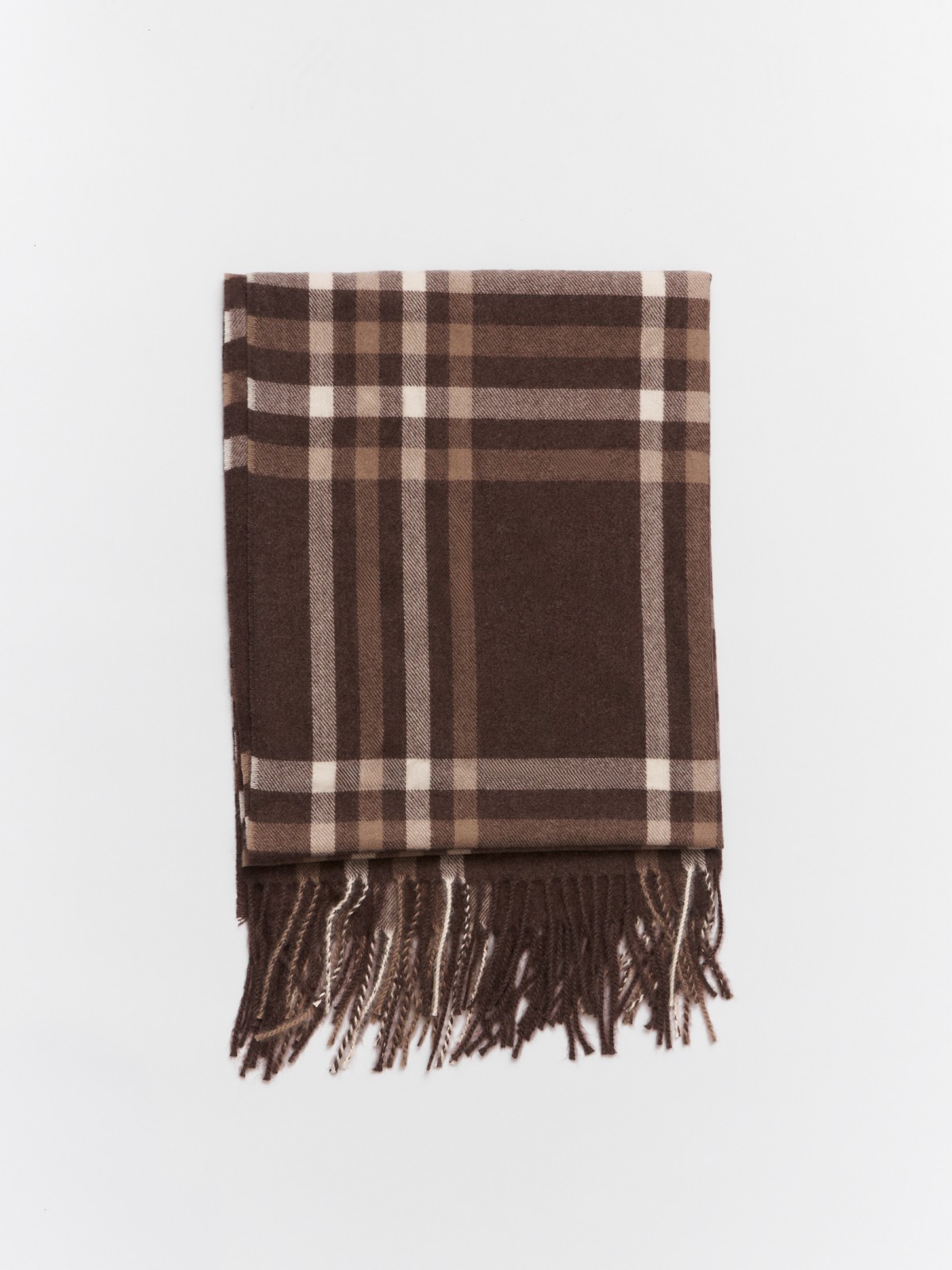 Тканевый шарф в клетку с бахромой