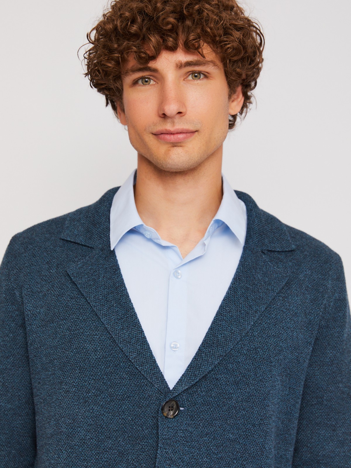 Вязаный кардиган на пуговицах с воротником и накладными карманами