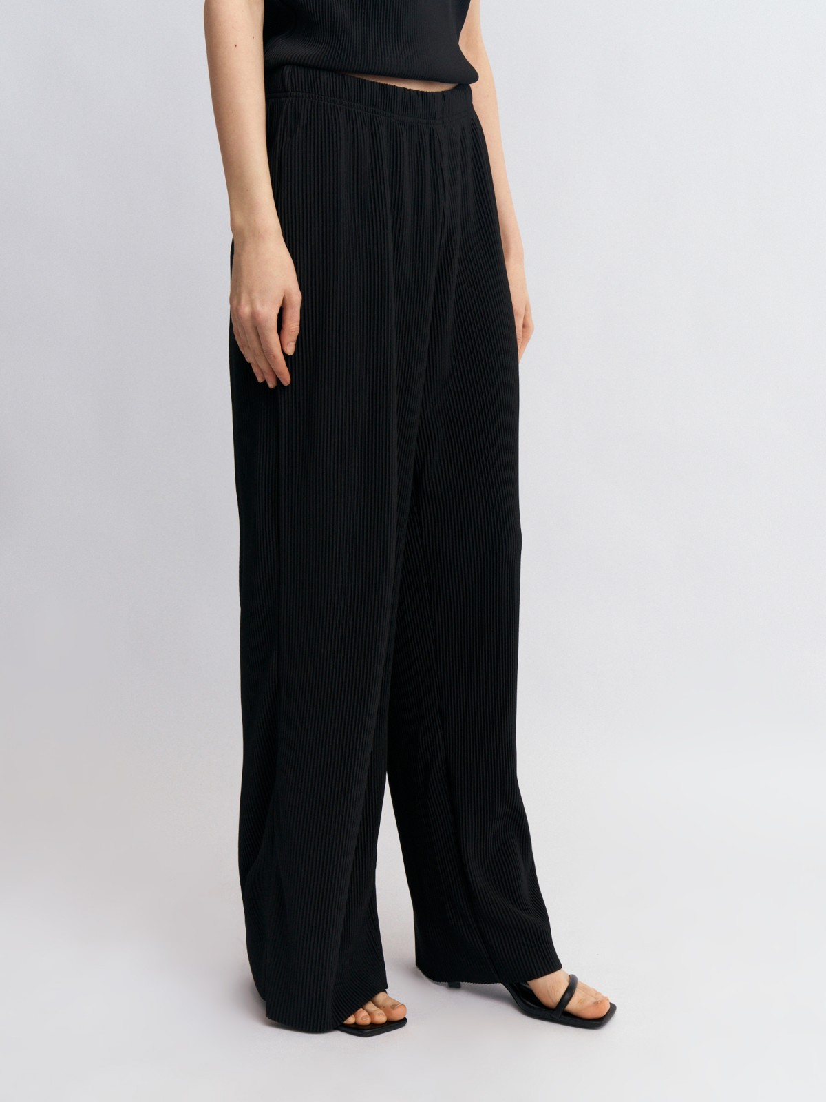 Широкие брюки из фактурной ткани на резинке