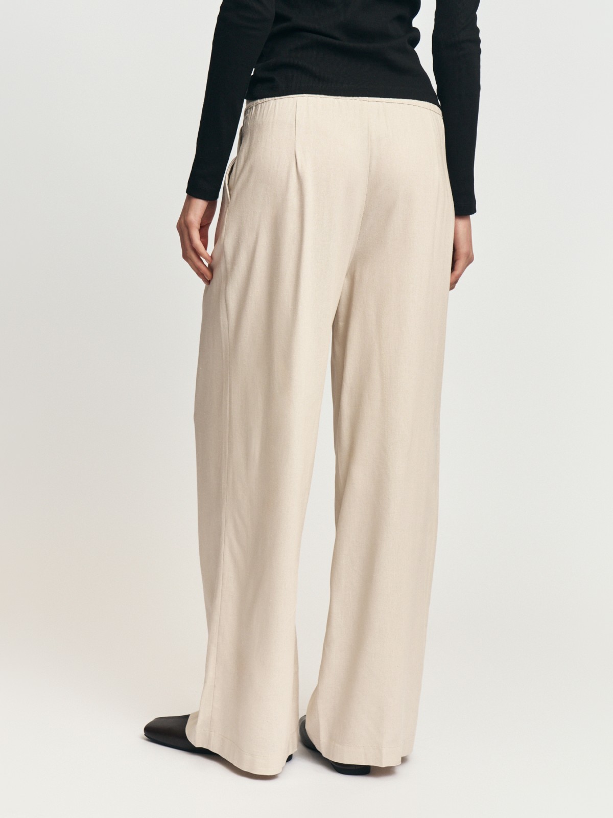 Льняные брюки на резинке со стрелками