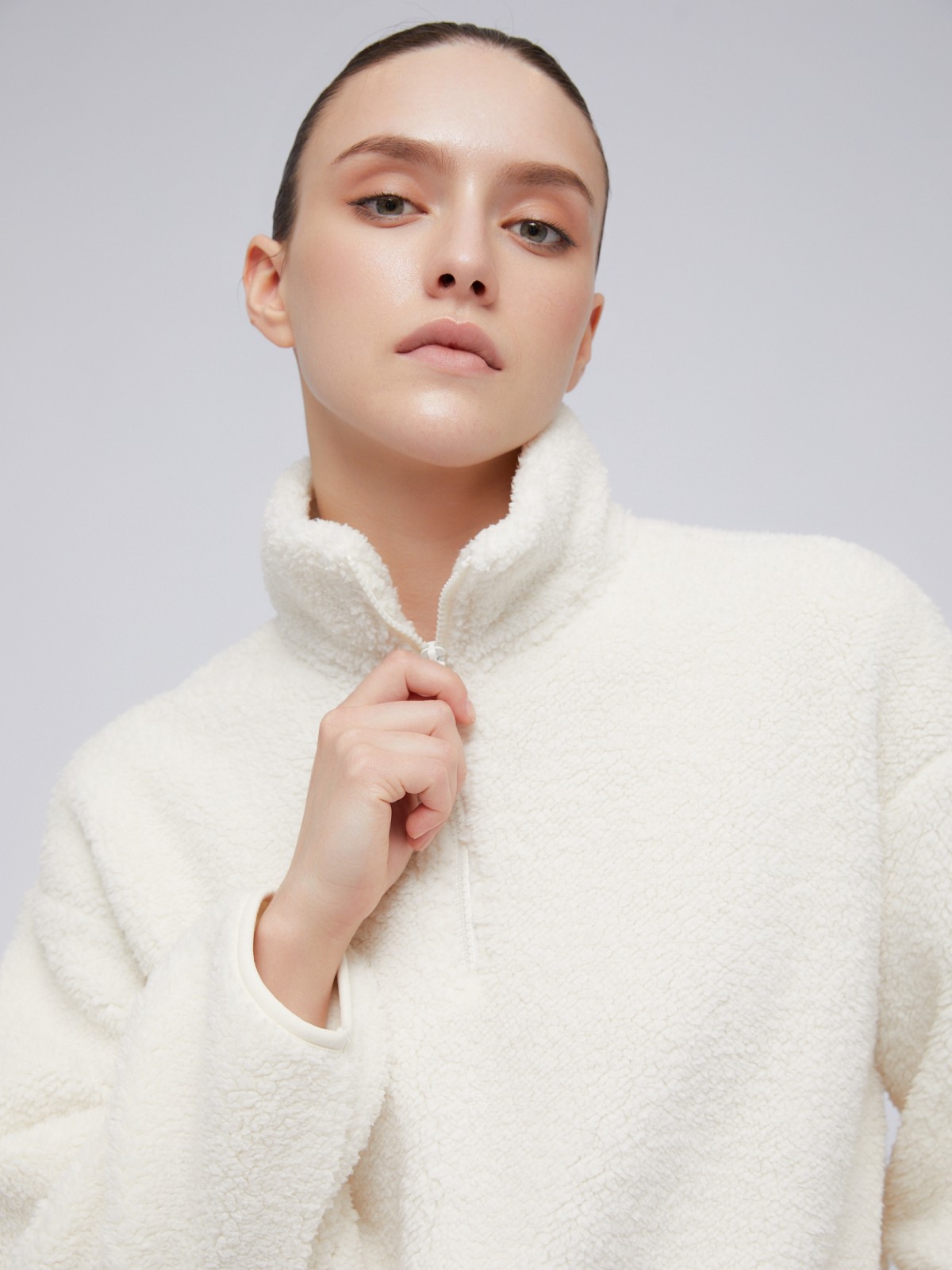 Свитшот из экомеха с воротником-стойкой на молнии