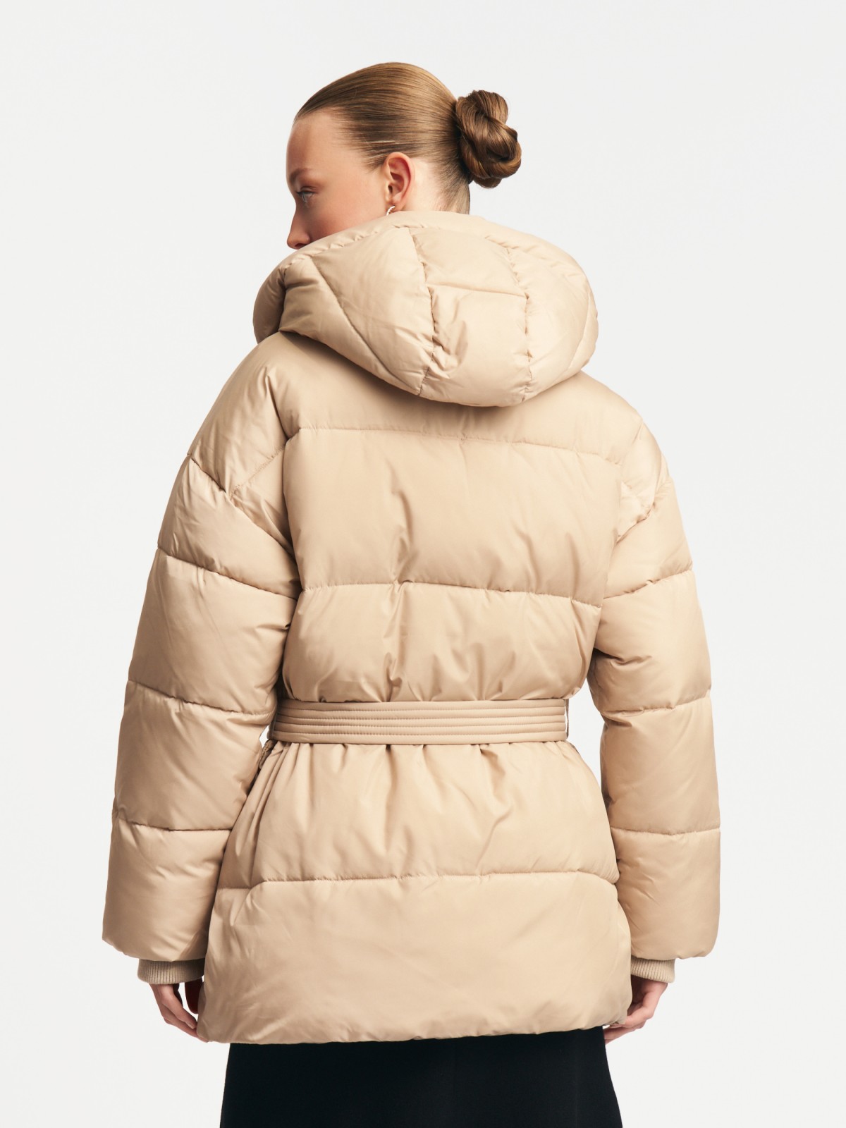 Тёплая куртка с капюшоном и поясом