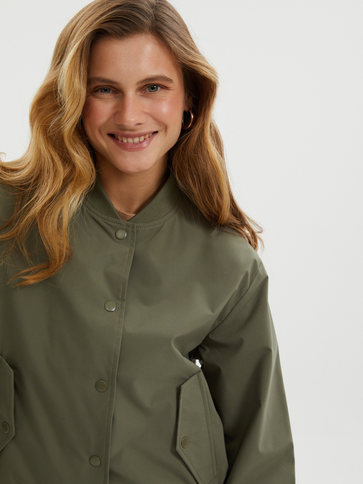 Короткая куртка-бомбер без утеплителя