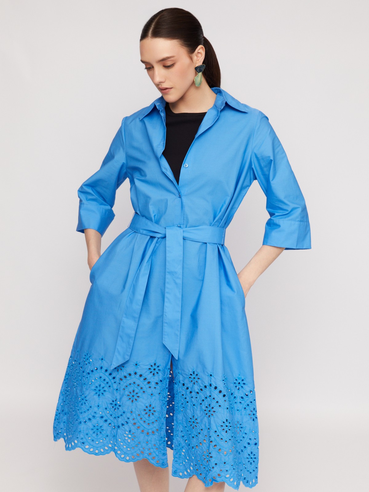 Платье-рубашка из хлопка с поясом и вышивкой ришелье