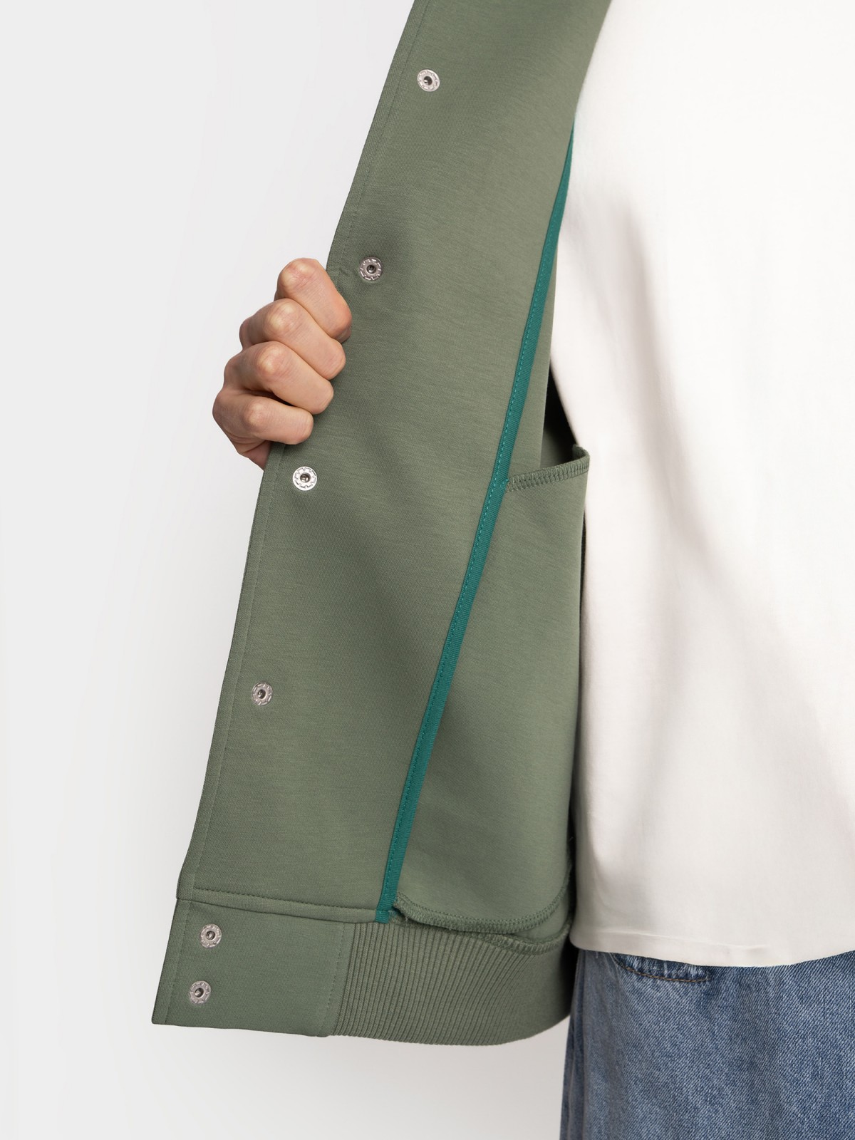 Трикотажный бомбер на кнопках